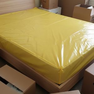 Matratzenhülle auf Matratze in Bett